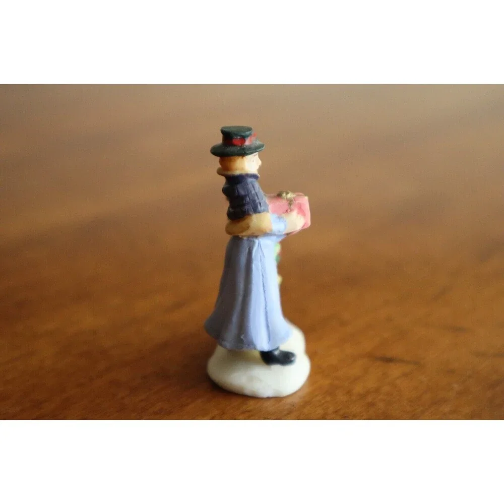 Christmas Village Figurine Child Girl Mother Nanny Woman Gifts Present Wreath 2